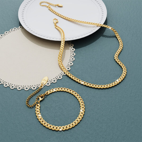 Cuban Chain Necklace in Gold - Image 3