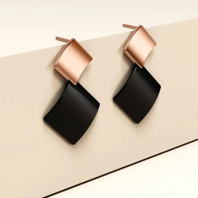 🖤Black & bold, with a touch of rose gold magic! These earrings are the perfect way to express your unique style. Get it now at brilliant.co.co 

#ShowYourStyle #GeometricLove#EarringGoals#styles #fashion #goldgirly #bracelet #bangle #hypoallergenicjewellery #stylesinspo